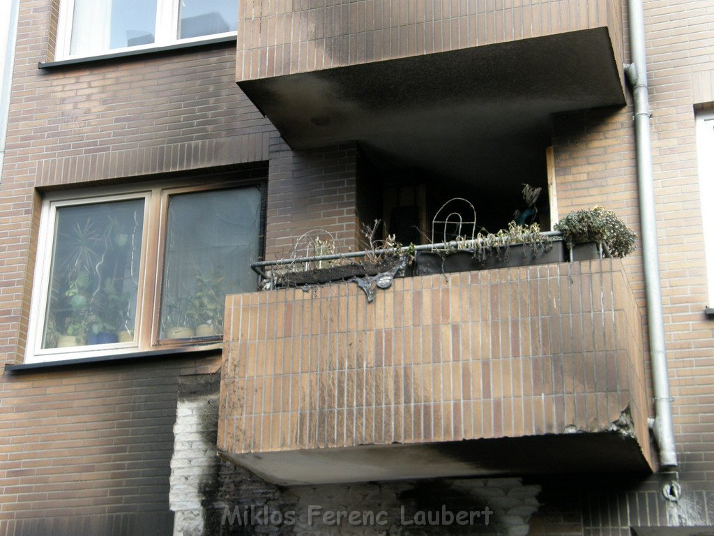 Sperrmuell Brand mit Uebergriff der Flammen auf Wohnhaus 01.JPG